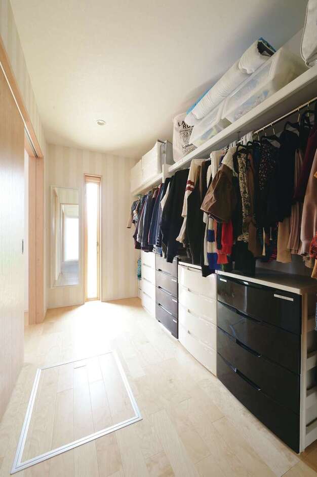 リビングの隣のファミリークローゼットは、洗面・脱衣・浴室と一列で繋がっていて、通り抜けもできる。また、家族4人分の衣類を吊るせるハンガーパイプを用意し、親子同時に着替えができる広さも確保。だから、衣類がリビングに放置されることもなく、お部屋はいつもすっきり