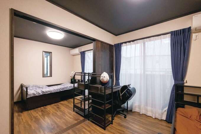 子ども部屋は左右対称のつくり。2階はどの部屋もバルコニーにつながっているので、布団も干しやすい