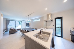 開放感あふれるLDKは、カウンターキッチンとリビングが一体となり、家族団らんの場を提供。大きな窓から自然光が差し込む【紀の国住宅（大阪）】