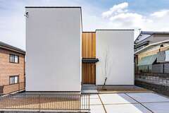 外部からの見た目の美しさと、内部デザインを3つのゾーンに分けた機能的な住まい。3つのBOXの組み合わせがインパクトを感じさせる。ファサードには窓を設けないようにしてプライバシーを確保した【ARRCH アーチ】