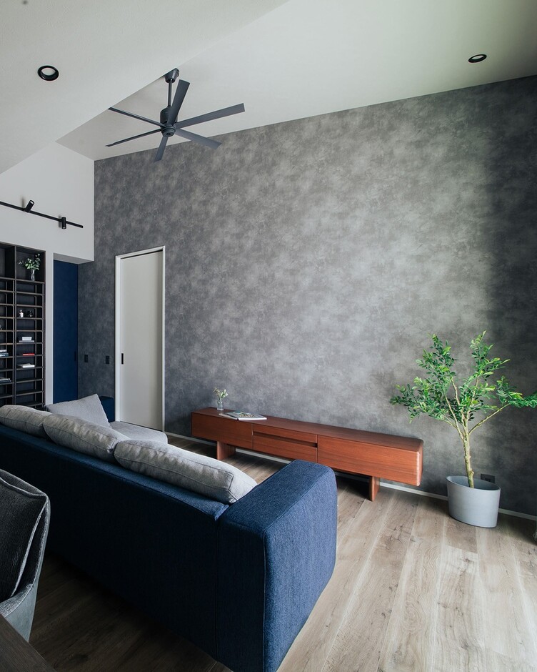 リビングを彩るグレーのアクセントクロスを玄関とおそろいに。家中に一体感が生まれている