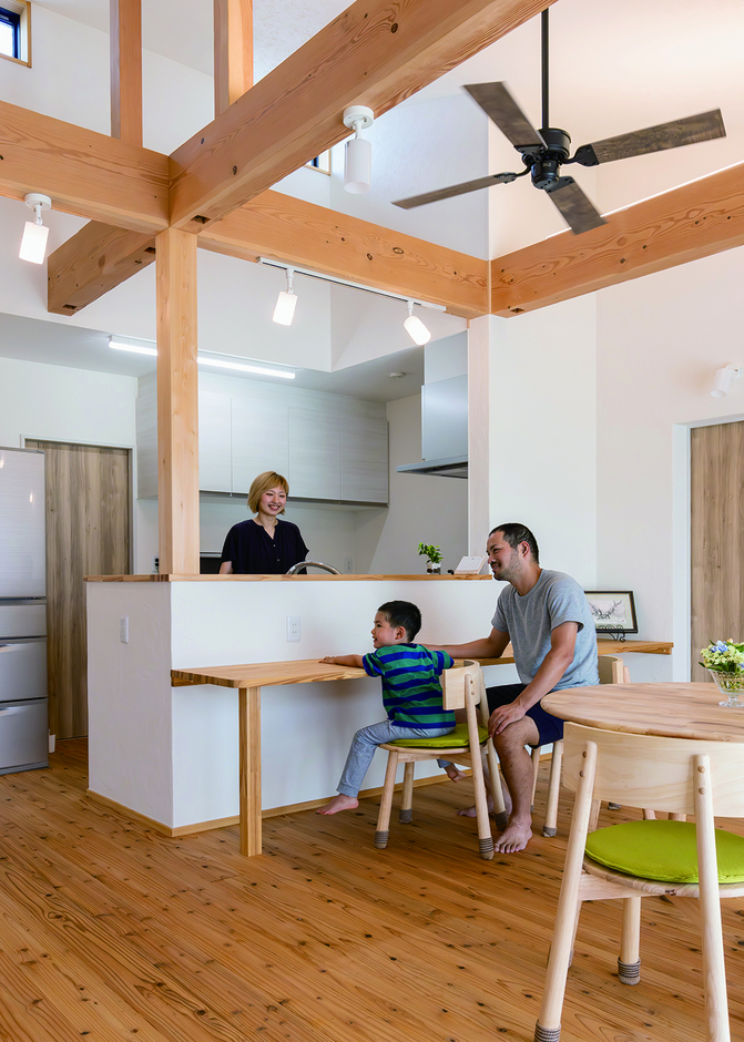 キッチンの腰壁にカウンターを造作。対面キッチンで家事をしながら子どもの様子がみれる