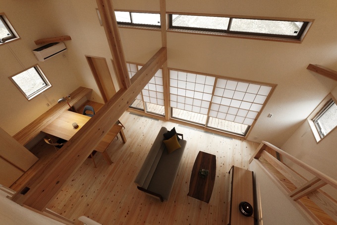開放感あふれるLDKの全景。高い天井と大きな窓が明るい空間を演出しており、木の風合いが温かみを感じさせるデザインとなっている。