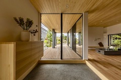 自然光が差し込む暖かい雰囲気の玄関ホール。広々としたスペースで、木の温もりを感じるデザインが魅力的である。