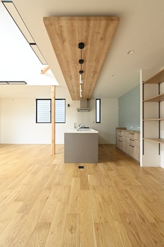 広々としたキッチンは、キッチンアイランドが特徴的。収納も充実しており、使い勝手が良い設計である。【REIWA HOUSE（令和ハウス）】