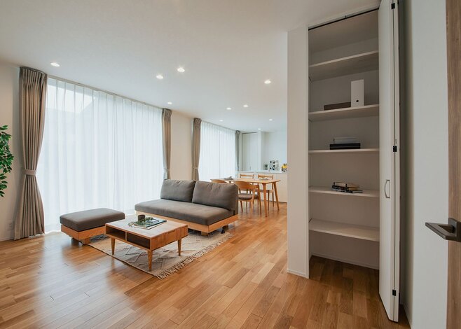 扉付きのリビング収納は、使いやすいのはもちろん、さりげなくキッチンから水回りへつながる動線を隠してくれる。リビング全体をすっきりと美しく見せる設計の工夫