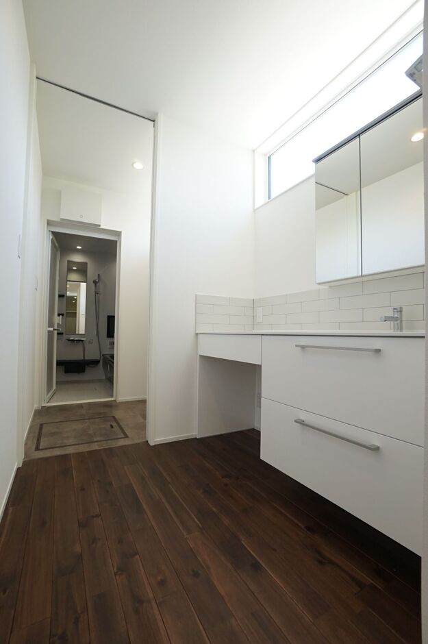 ハイサイドライトから光が降り注ぎ、北面でも十分な明るさを確保した洗面脱衣室。ここから部屋干し兼家事室、ウォークインクローゼットまで一直線につながることで、奥さまの家事時間を大幅に短縮できる