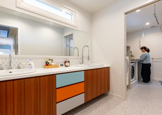 来客時でも気兼ねなく使えるように洗面スペースと脱衣スペースを分け、引き戸で仕切るスタイルに