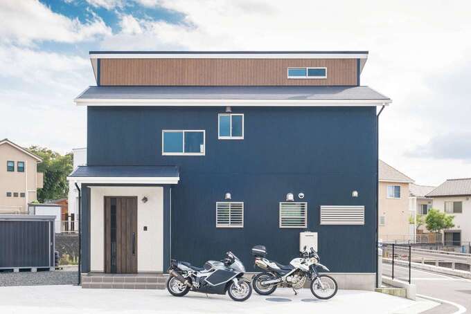 いわゆる総2階建ての家だが、屋根形状と壁の配色により立体感とモダンさが生まれ、ほどよい個性をまとう外観に。南側の庭はドッグランとして使用