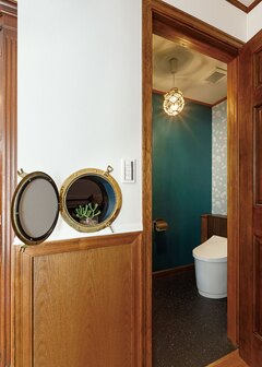 トイレの中に、水族館気分を味わえる水槽をビルトイン【スカイグラウンド】