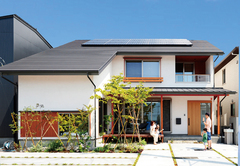 洗練とさりげない和がバランスよく調和する外観。屋根には太陽光発電パネルを搭載し、ZEHも実現している。小屋裏には広々としたロフトも用意【エコフィールド／LIXIL不動産ショップ】