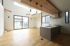 LDKの一体感を感じさせる設計。キッチンとリビングが一続きとなっており、家族の時間を楽しめる空間。【REIWA HOUSE（令和ハウス）】