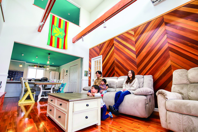 レッドシダーの木材をヘリンボーン張りにして空間のアクセントにしたLDK。床は表情豊かなアカシア材だ