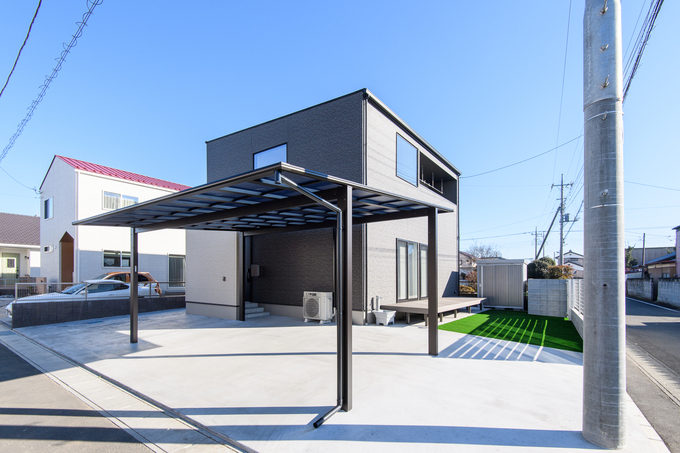 モダンなデザインの住宅外観。シンプルなフォルムと落ち着いたカラーリングが調和し、機能性と美しさを兼ね備えている。
