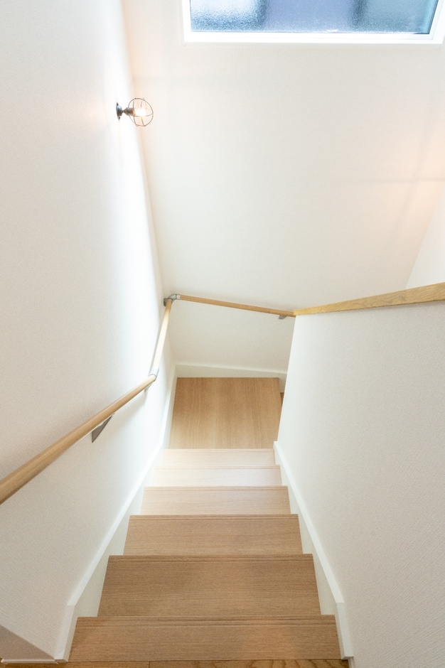 階段の折り返しは四角い踊り場にすることで、上りやすく安全性を高めました。