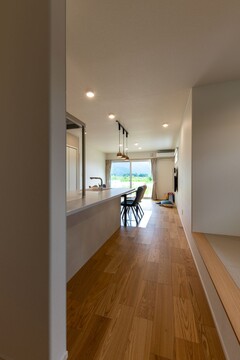 LDKに入ると奥へと長い空間が伸び、視線の先にのどかな風景が広がっている。【イシカワ】