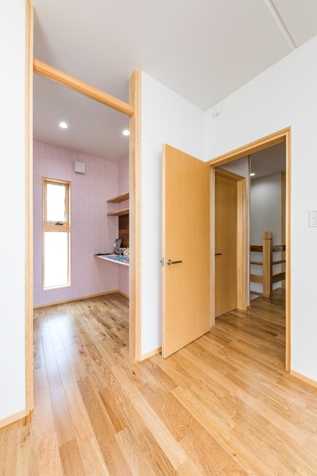 寝室横にはの奥様の趣味の裁縫スペースがあり、ミシンが置けるカウンターや、棚を設置した。ミシンを出したままにでき、空いた時間にパッと作業ができるから、ストレスなく趣味に没頭できる