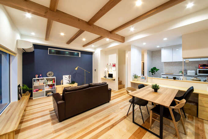 スギの無垢の床が温かみを感じさせるLDK。木の香りに包まれて、家族一緒に心地よくくつろげる。窓際には長いベンチを設けてあり、来客時には腰掛けとして活躍。リビングの壁面にはパソコンコーナーも設けてある