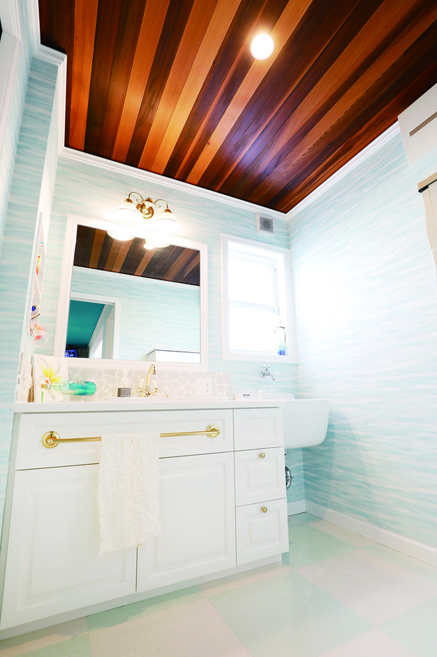 バスルームはハワイのリゾートホテルを参考にデザイン。タイルや蛇口など、ひとつ一つこだわって選んだ