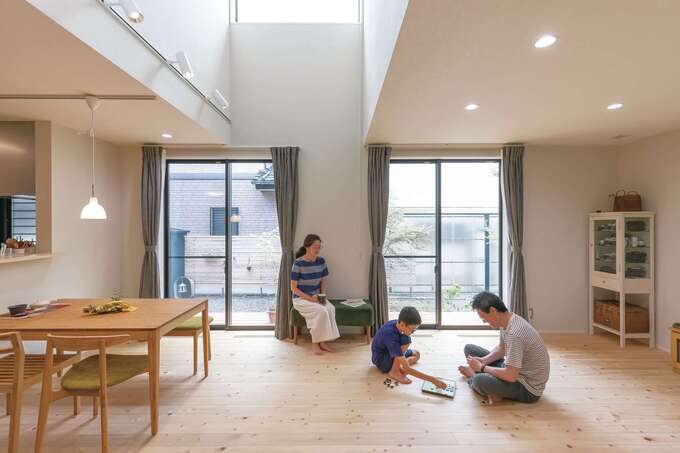 上質なヒノキの床とホタテペイントの壁に包まれた19畳のLDK。全館空調システムと自然素材の相乗効果により、家中の温度差がなく、空気がさらっとしている。ルイス・ポールセンのペンダントライトがシンプルな空間のアクセントに