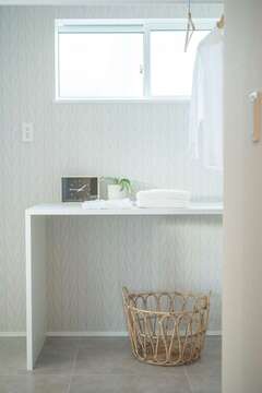 キッチンから一直線の脱衣所兼ランドリールーム。夜干した洗濯物も朝にはカラリと乾くのは、高い住宅性能のおかげ。ここからさらに洗面室、玄関ホールへとつながる便利な回遊動線で、家族の日常は快適に