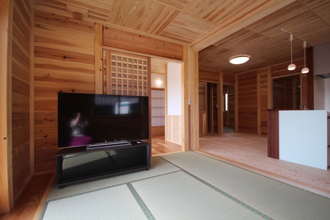 木の温もりが広がる和室スペース。畳と木材をふんだんに使用し、穏やかな雰囲気が感じられる空間。テレビも設置され、くつろぎの場として最適。