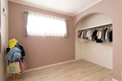 長女の部屋。扉なしのクローゼットが使いやすくて便利【ハートホーム】