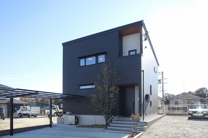 シャープなラインが印象的なモダンな住宅の外観。シンプルなデザインとコンパクトな形状が、スタイリッシュな生活を提供する。