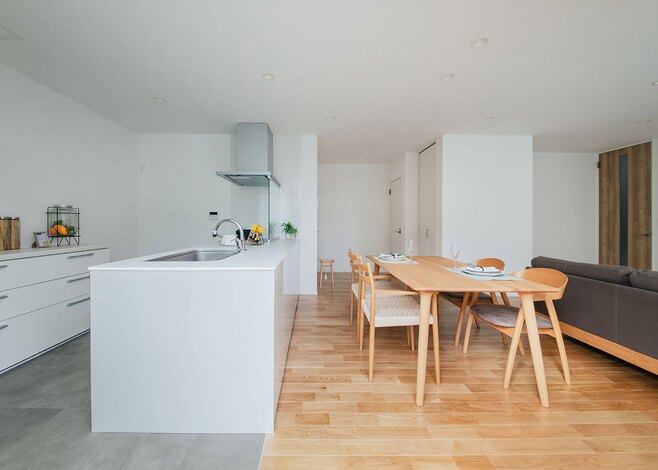 生活の核となる機能を集約。キッチン、寝室、ランドリーが最短動線で繋がり、日々の家事負担を軽減する