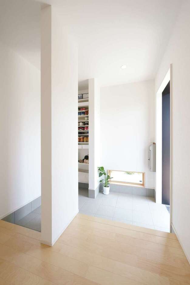 家族用玄関を別に設け、すっきりとデザインした玄関。地窓で明るさを確保