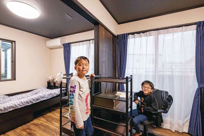 小学校5年と2年の兄弟の部屋は、完全な個室ではなく、間仕切りで分けたりつなげたりできるスタイルに。「本当に個室が必要な時期はそれほど長くないので、“その後”のことまで考慮しました」とご主人。進学や独立で部屋が空いた場合には、つなげて広く使うもよし、趣味の部屋などに転換するもよし。将来、結婚して同居となった場合のことまで想定されている。テイストも、いつまでも使えるようなシンプルなコーディネートでまとめられた。