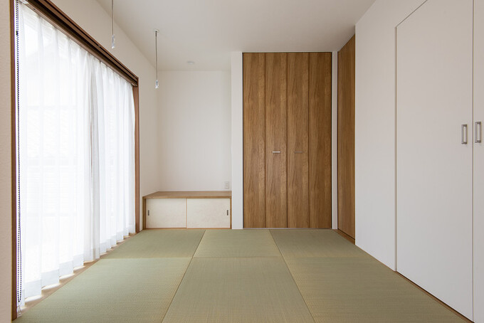 シンプルでモダンな和室。畳の香りが漂う空間は、落ち着いた心地よさを提供し、収納スペースも充実している。