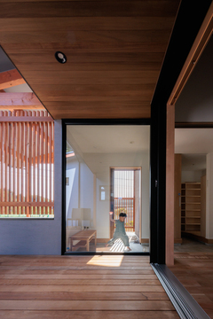 室内と屋外とをつなぐ開放的なウッドデッキスペース。自然光がたっぷりと差し込み、リラックスした時を過ごせる場所となっている。