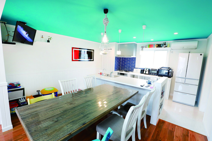 天井をブルーにしてカフェのような雰囲気に。アイランドキッチンの回りをぐるぐると移動できるため、家事もはかどる