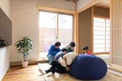 ダウンリビングは3面に座ったり寄りかかったりできる段差があり、床面積はそれほど広くなくても意外と居場所は多い【櫻 工務店】
