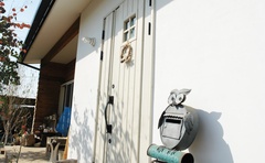 ナチュラルテイストの玄関ドア。ここを入ると…【つなぐ家・いづみ建設】