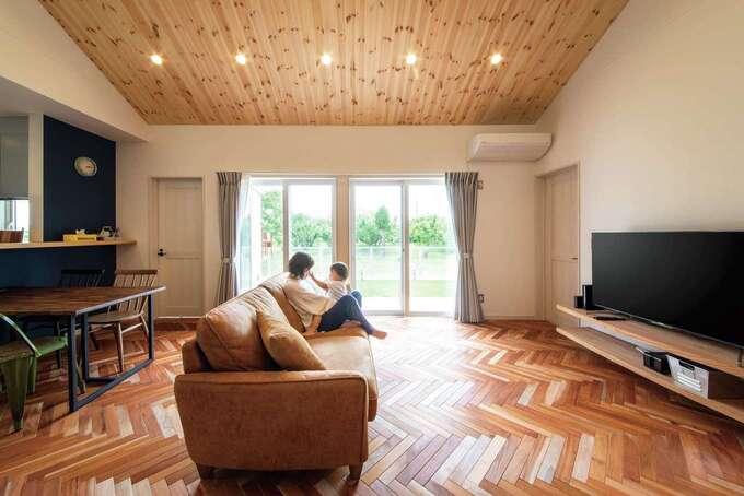 木の感触が心地よいリビング。造作のTVボードにもご主人のこだわりが反映されている