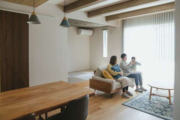リビングは「開放感が欲しい」と願った夫婦のために、担当の営業さんの提案で、天井高を上げて化粧梁でメリハリをつけた