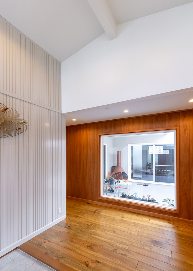 玄関ドアを開けると広いエントランスホールがあり、ピクチャーウインドー越しに中庭を一望できる