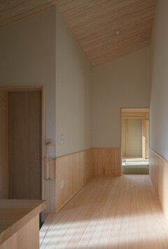 東濃桧の腰板と羽目板天井、無垢床、そして造作の靴箱。玄関に一歩足を踏み入れると、桧の香りに包まれます。【新和建設】