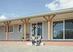 ライトブルーの外壁とレンガ調のタイルでひときわ目立つ爽やかな平屋。大きなカバードポーチは洗濯物を干したり植物を飾ったりと、使いみちはいろいろ