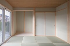玄関から直接出入りできる和室は、お客様を迎える場としても、将来的な寝室としても活躍します。縁なし半畳たたみを採用し、すっきりとした印象に。【新和建設】