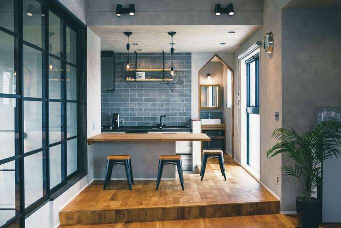 ダイニングとリビングのメリハリをつけるために段差を設けた。キッチンも一段下げ、ダイニングチェアに座った時の目線と合うように配慮した