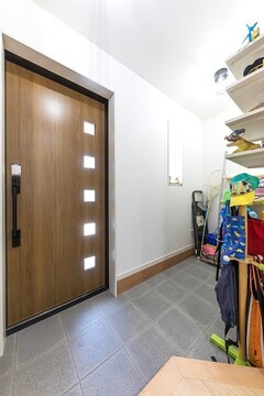 明るく開放感のある広々した土間収納。アウトドア用品や日常のアイテムがすっきりと収まる。【建築システム（狭小住宅専門店）】