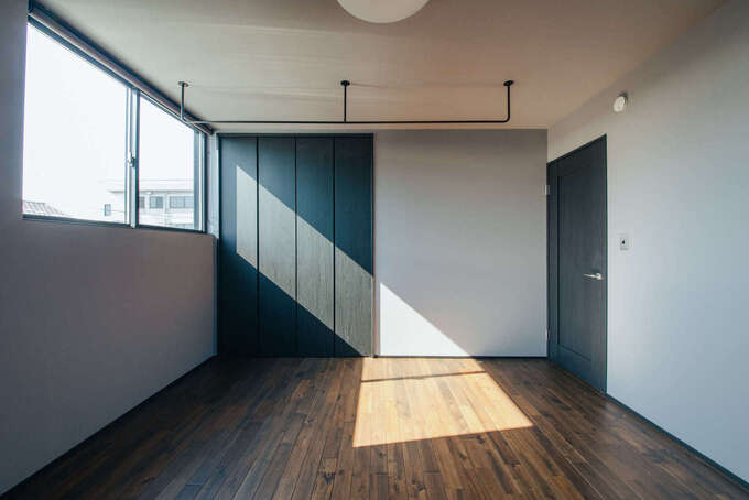 8畳の主寝室。日当たりの良さを活かして、部屋干し用のポールを設置。建具を1階と揃えて家全体の統一感を出した