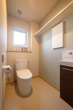 1階トイレは開口が広く、中も車椅子が入れるように余裕を取りました。【イデキョウホーム】