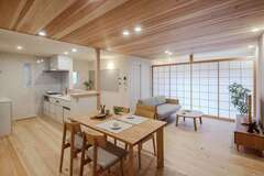 20畳のLDKは、調湿性の高い天竜材と珪藻土クロスを採用した和モダンの空間。心地よい空気がゆったりと流れる【住まいるコーポレーション】