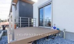 リビングから直接アクセスできる快適なウッドデッキ。開放的なスペースが魅力．【ユースタイルハウス　上村建設】