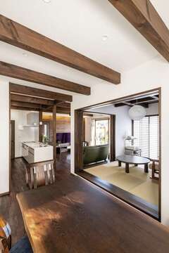 家族みんなで食卓を囲むダイニング。以前は離れた場所で孤独を感じながら料理を作っていたお母さまも、オープンキッチンになって嬉しそう♪