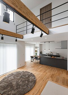 吹き抜けの開放感が気持ちいいリビング。肌触りの良い床は無垢のオーク材。同社は海外からコンテナで直に仕入れるため、リーズナブルな価格で無垢材を使用することができる【ウィルハウジング】